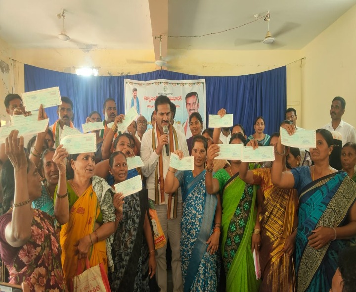 చెక్కులను పంపిణీ చేసిన ప్రభుత్వ విప్