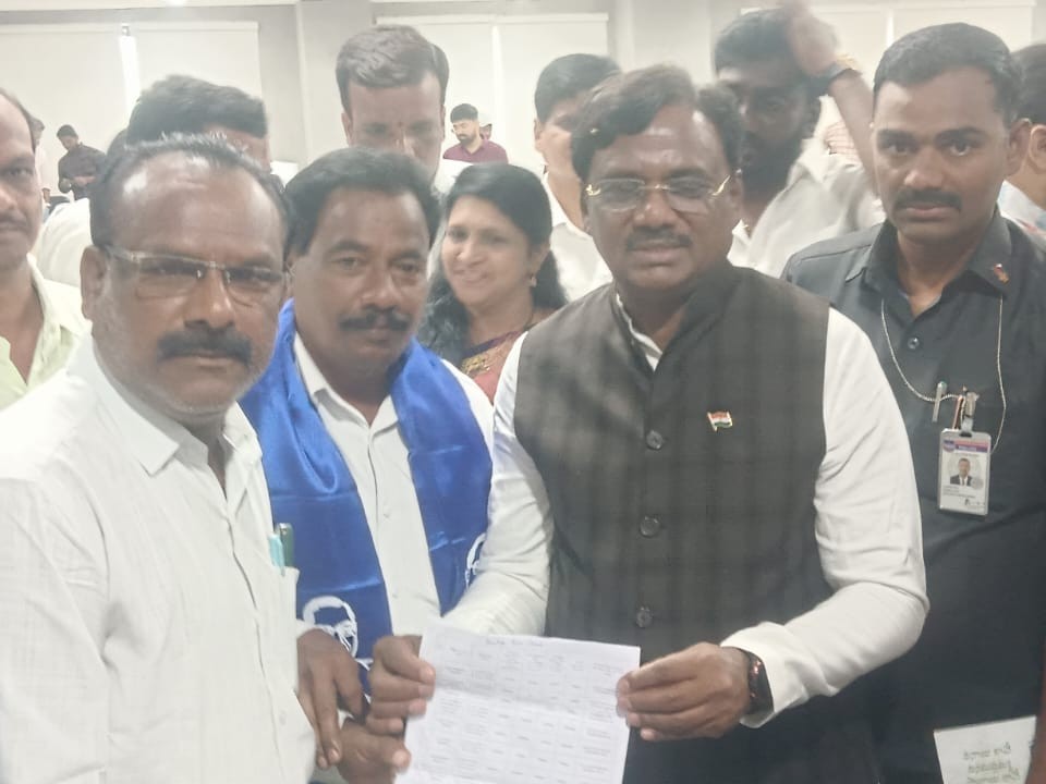 మంత్రిని కలిసిన దళిత సంఘాల నాయకులు