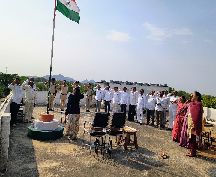 న్యాయస్థానంలో రాష్ట్ర అవతరణ వేడుకలు