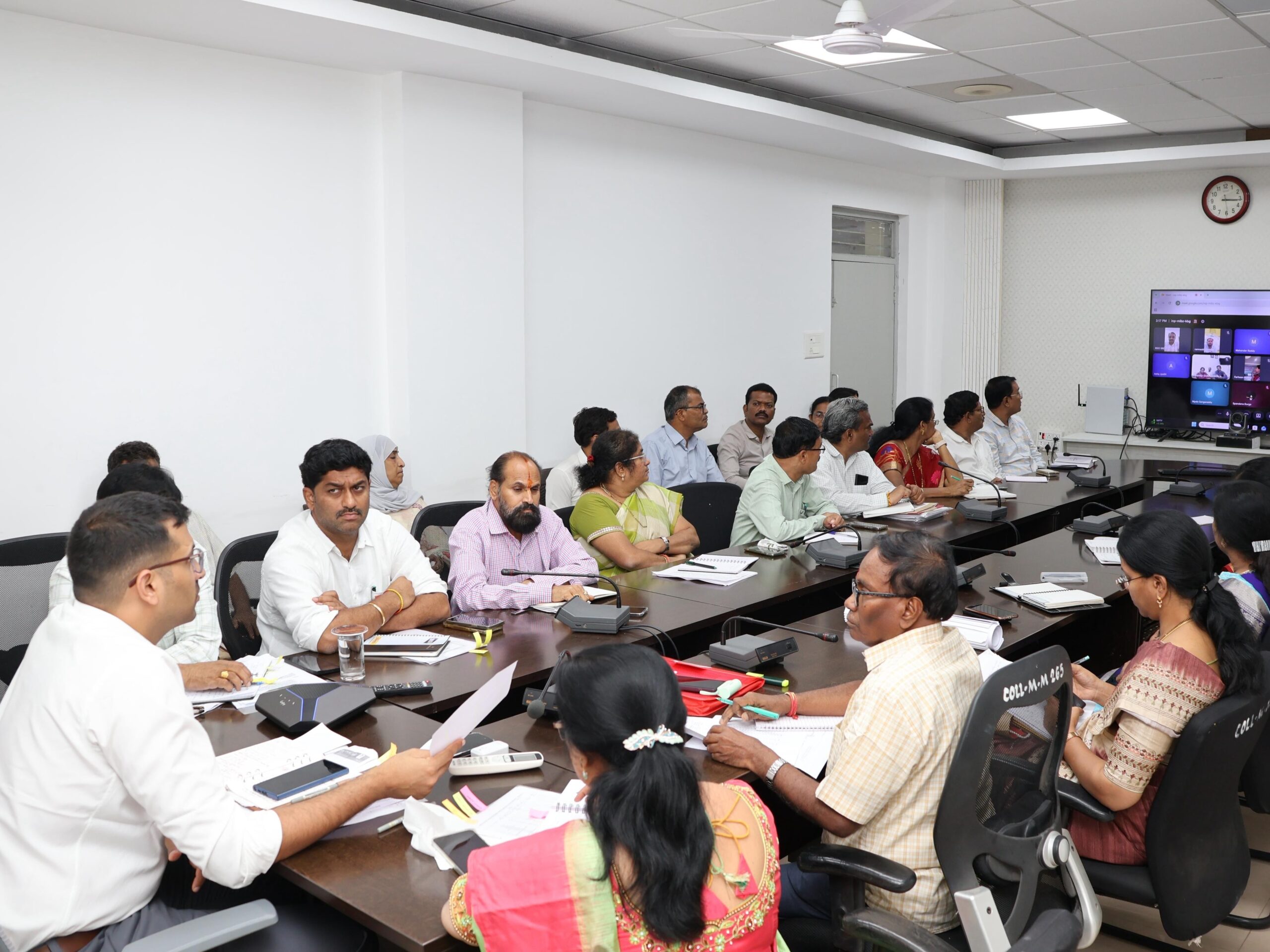 గ్రామ, వార్డు సభలను జయప్రదం చేయాలి: కలెక్టర్