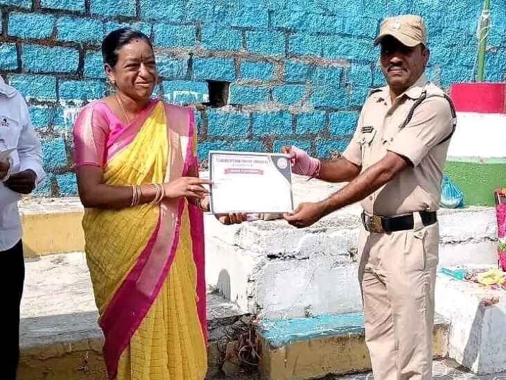 ఉత్తమ సేవా పురస్కారం అందుకున్న కానిస్టేబుల్