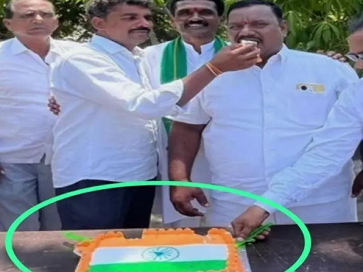 జాతీయ జెండాను పోలిన కేక్ కట్ చేసిన పాలకవర్గ సభ్యులు