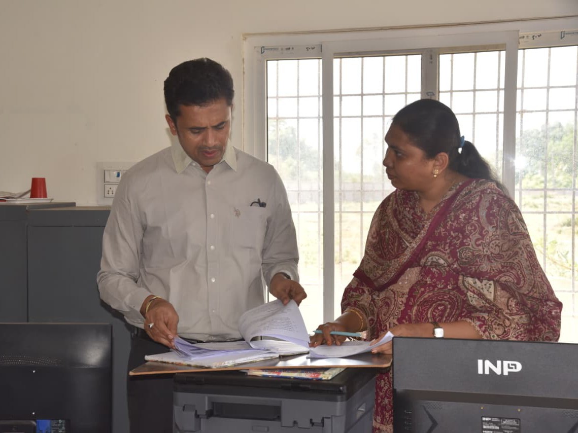 గ్రామ సచివాలయాన్ని తనిఖీ చేసిన కలెక్టర్