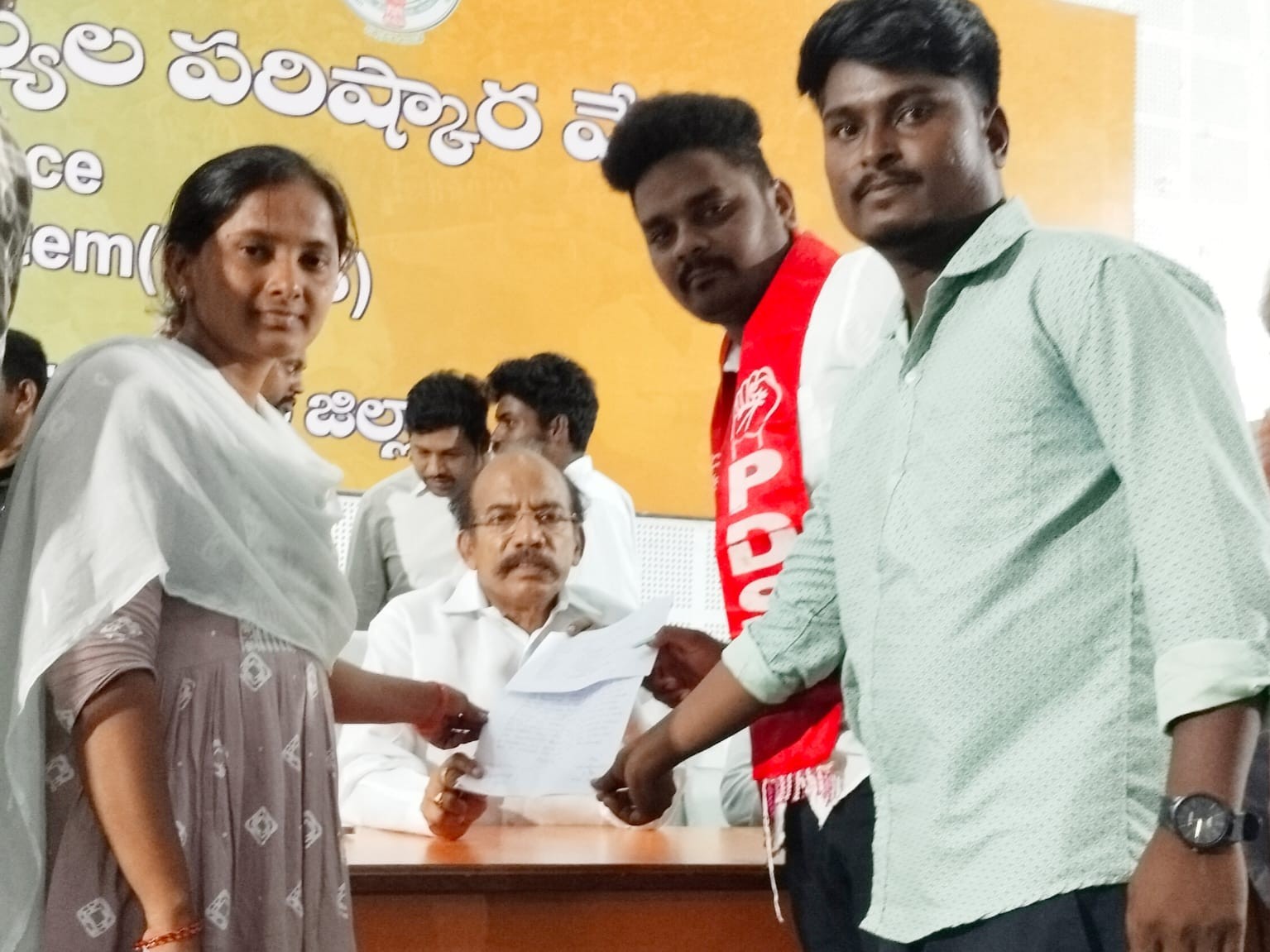 ‘ఫీజుల పేరుతో సర్టిఫికెట్లు నిలిపివేయడం అన్యాయం’