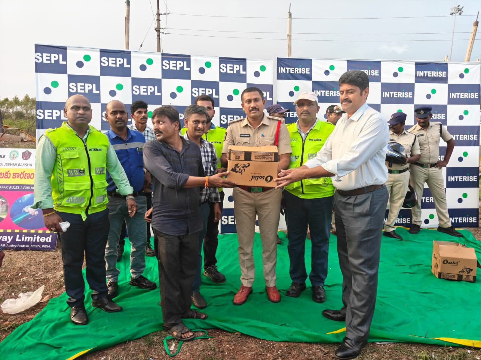 టోల్ సిబ్బందికి హెల్మెట్లు పంపిణీ చేసిన ఎస్సై