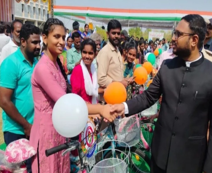 కలెక్టర్ చేతుల మీదుగా సైకిళ్ల పంపిణీ కార్యక్రమం