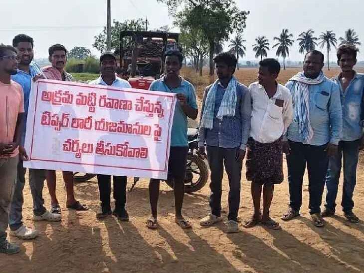 అక్రమ మట్టి రవాణాను అడ్డుకున్న యువకులు