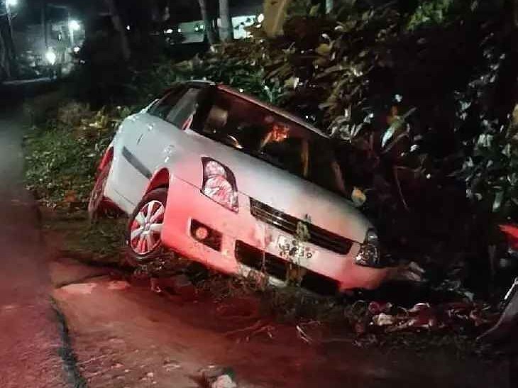 కాలువలోకి దూసుకెళ్లిన కారు… ప్రయాణికులు సురక్షితం