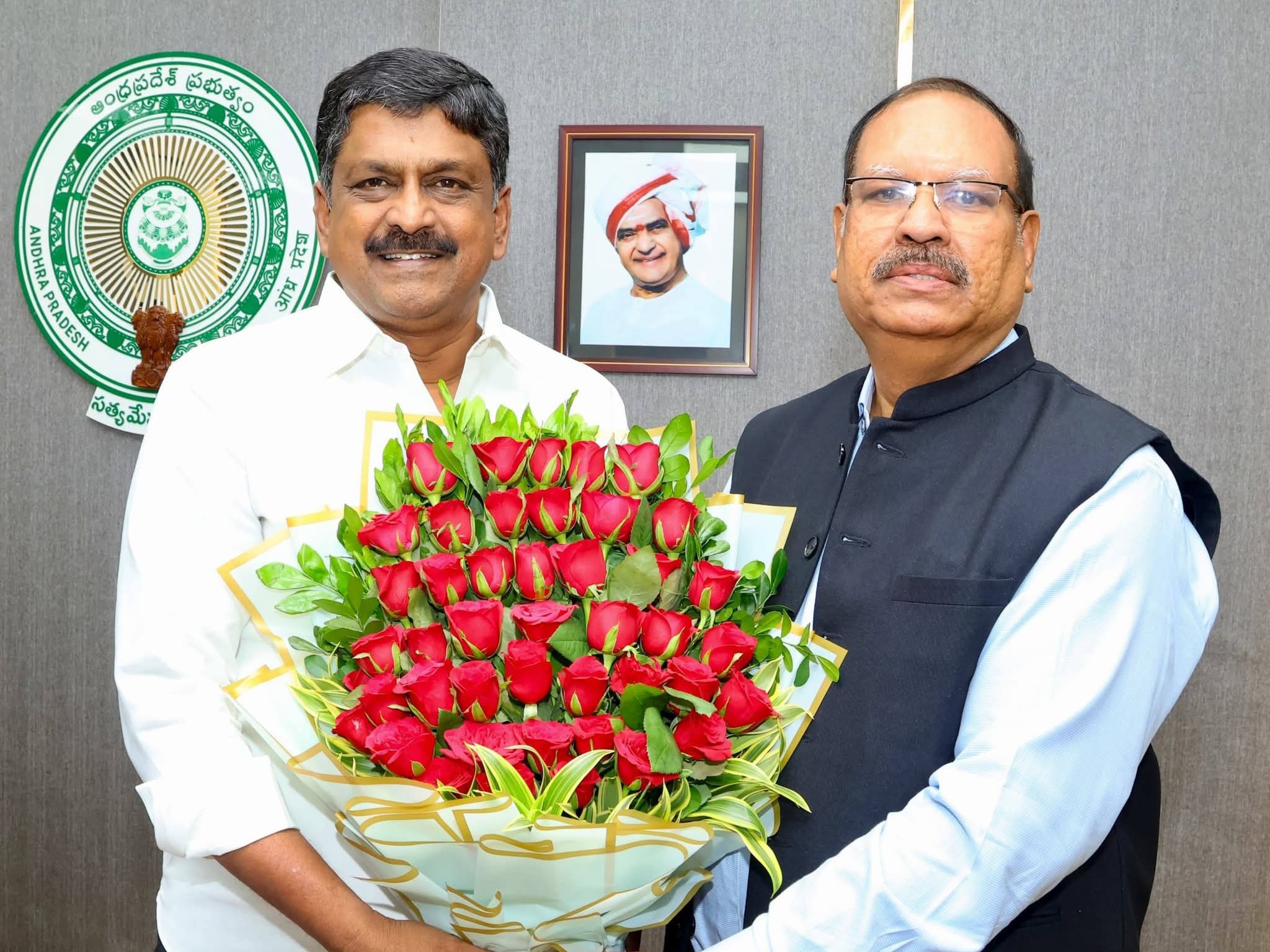 పయ్యావులతో తుంగభద్ర డ్యామ్ ఛైర్మన్ భేటీ