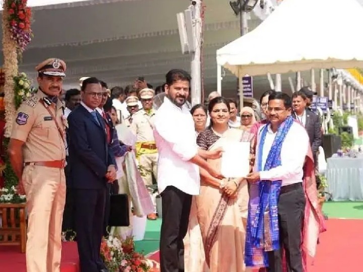సీఎం నుంచి అవార్డు అందుకున్న  ప్రిన్సిపల్