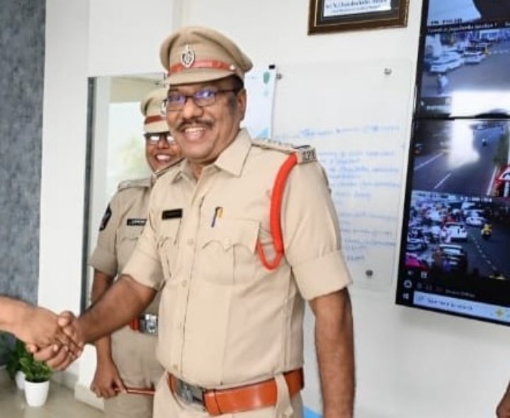 పదోన్నతి పొందిన సీఐకు సిబ్బంది శుభాకాంక్షలు