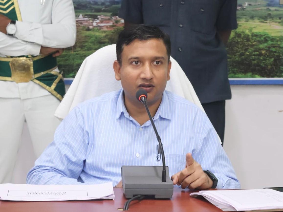 వర్షాకాలం దృష్ట్యా ముందస్తు జాగ్రత్తలు తీసుకోవాలి: కలెక్టర్