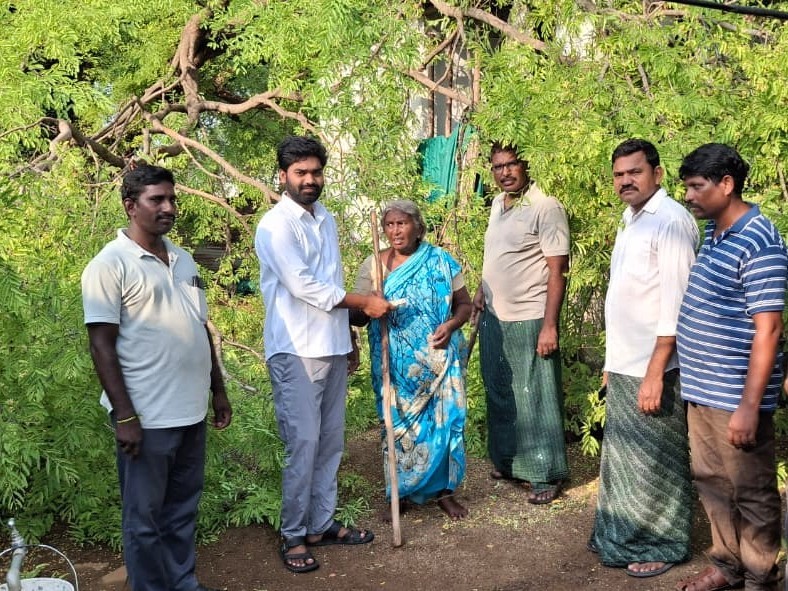 గాలి దుమారానికి వృద్ధురాలు ఇల్లు ధ్వంసం