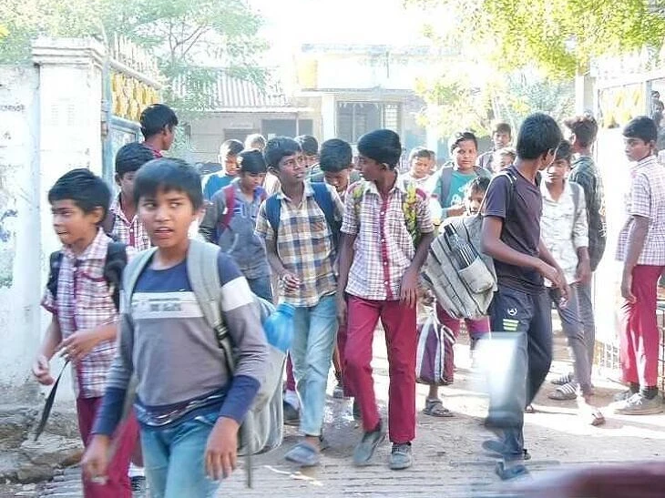 జిల్లాలో స్కూల్ యూనిఫామ్‌ల పంపిణీ ఆలస్యం?