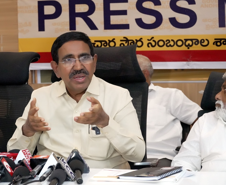 రాజధానిలో పనులు వేగంగా చేయాలి: మంత్రి