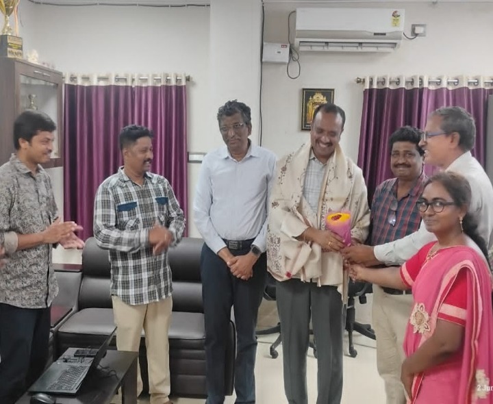ఐఐఐటీ డైరెక్టర్‌ను కలిసిన సిబ్బంది