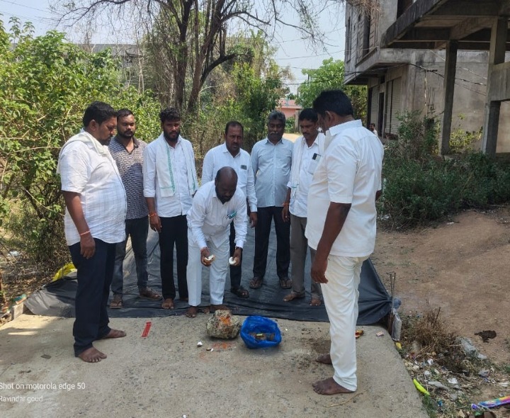 మండల కేంద్రంలో సీసీ రోడ్డు పనులకు శ్రీకారం