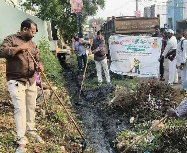 కాలవలో పూడికతీత పనులను నిర్వహించిన కమిషనర్