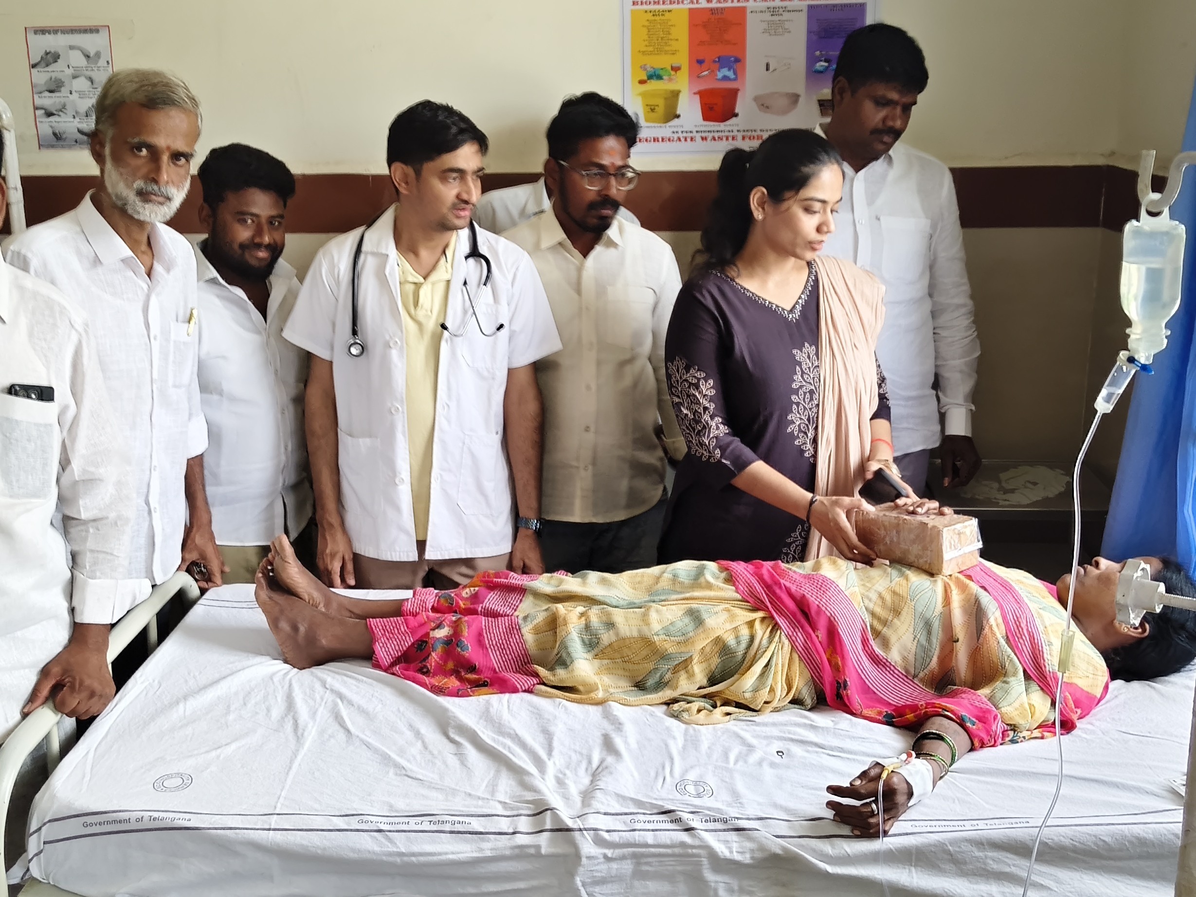 సీహెచ్‌సీలో రోగులకు పండ్ల పంపిణీ