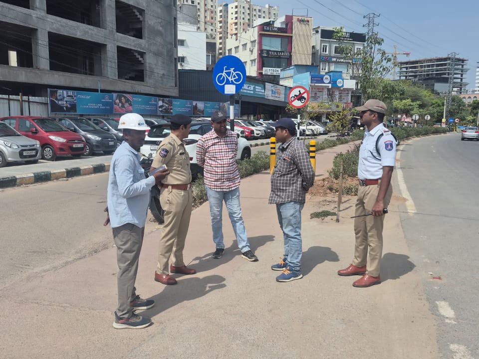 ఫ్లైఓవర్ పనులు పరిశీలించిన ట్రాఫిక్ ఏసీపీ