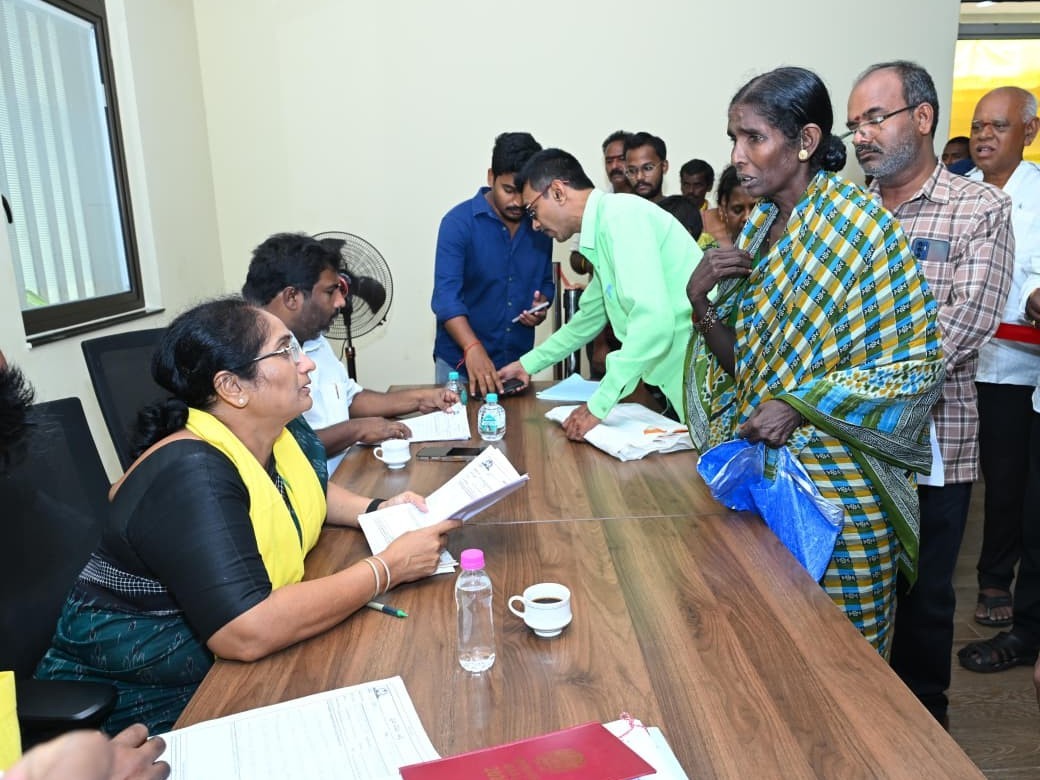 అర్జీలు స్వీకరించిన మంత్రి సవిత