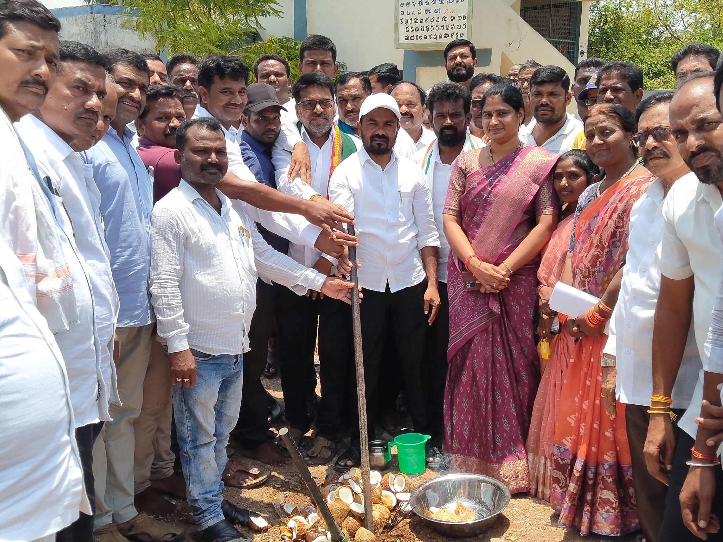 పాఠశాల నూతన భవన నిర్మాణానికి భూమి పూజ చేసిన ఎమ్మెల్యే