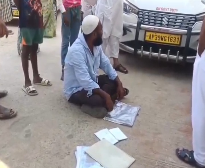 డీఎంహెచ్‌వో కారుకు అడ్డంగా నిరసన!