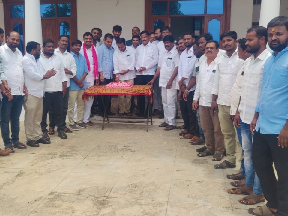 ఘనంగా మాజీ మంత్రి జన్మదిన వేడుకలు