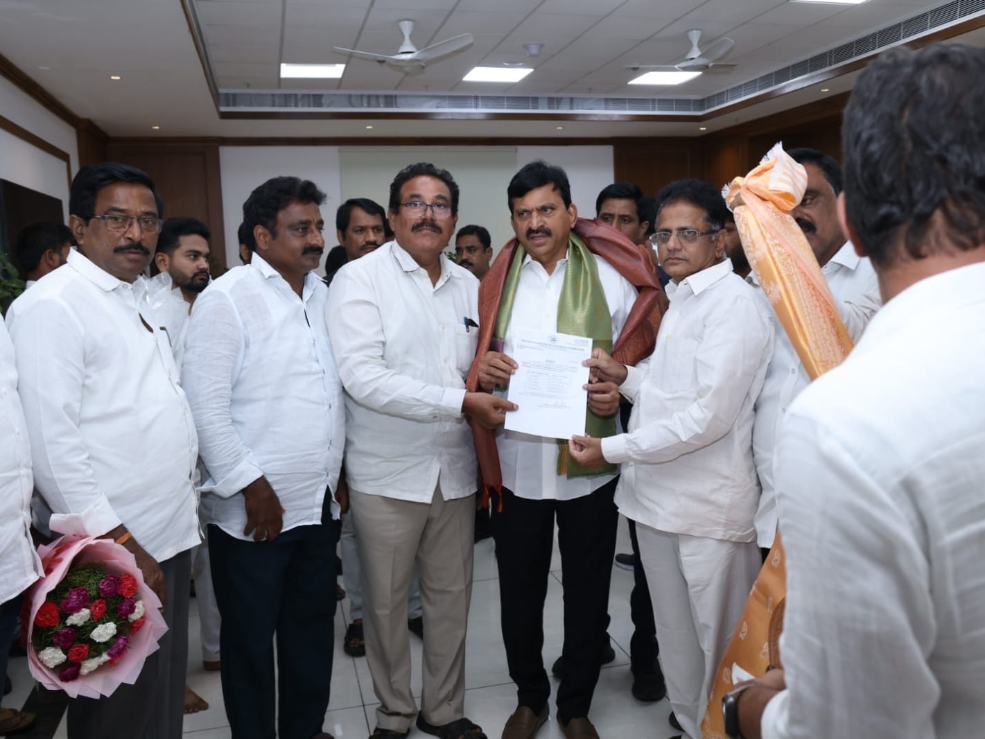 మంత్రి పొంగులేటిని కలిసిన మండల అధ్యక్షుడు