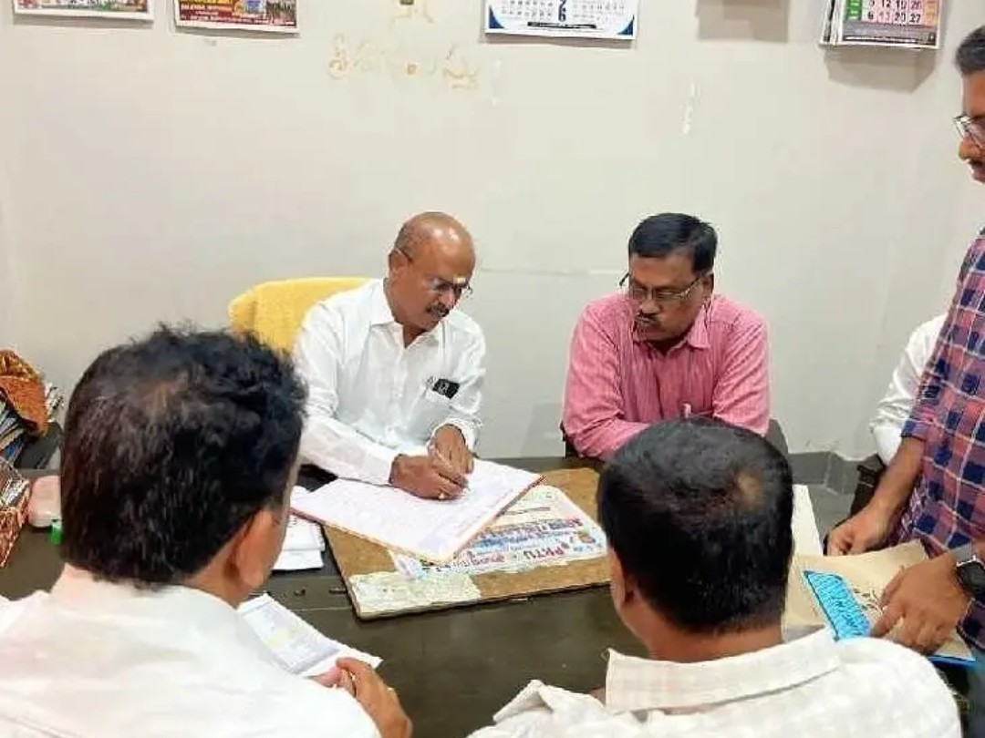 జిల్లా కలెక్టర్‌ను కలిసిన నూతన డీఈవో