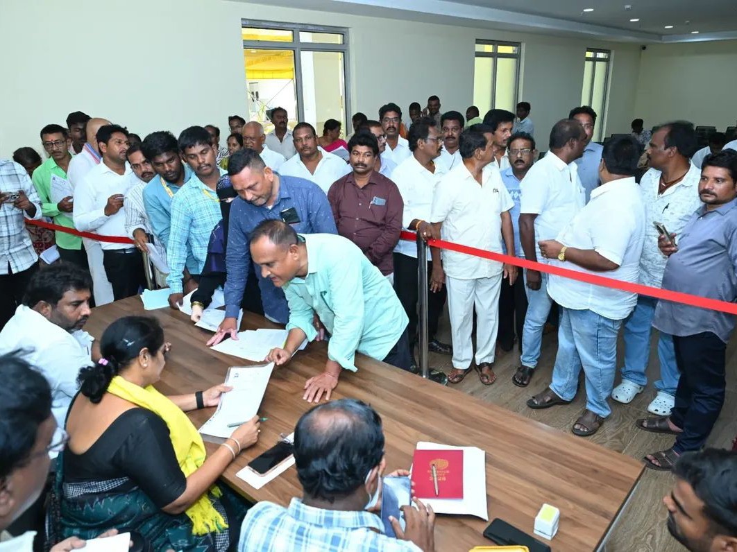 మంగళగిరిలో మంత్రి గ్రీవెన్స్ కార్యక్రమం