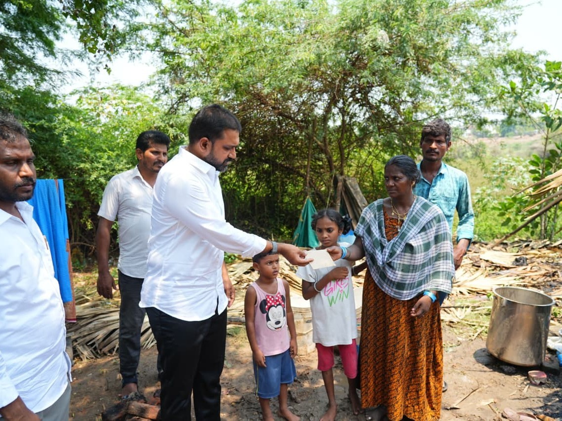 అగ్నిప్రమాద బాధితులకు ఎమ్మెల్యే ఆర్థిక సాయం