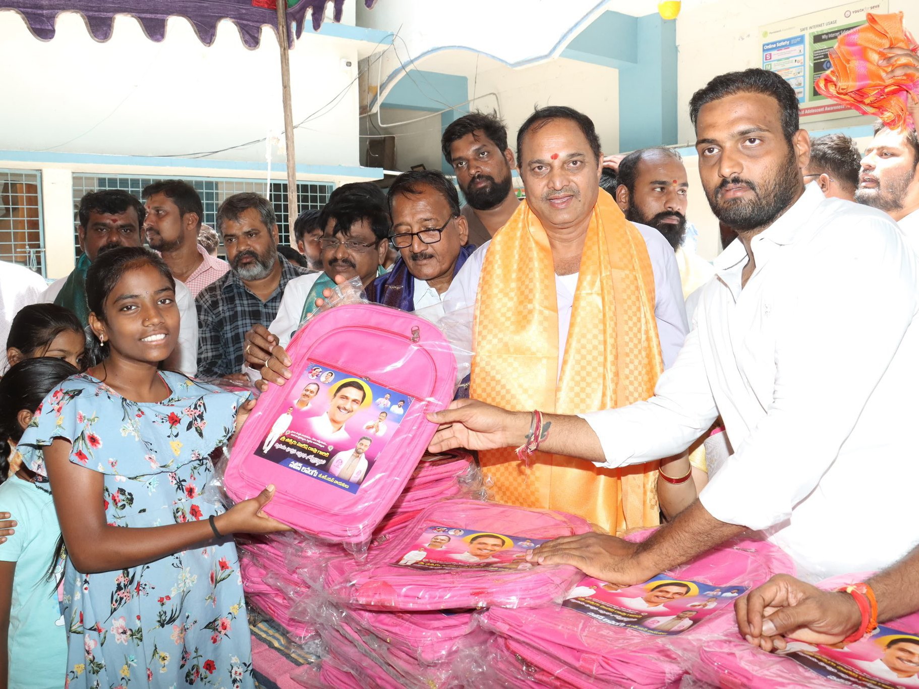 విద్యార్థులకు బ్యాగులను పంపిణీ చేసిన ఎమ్మెల్యే
