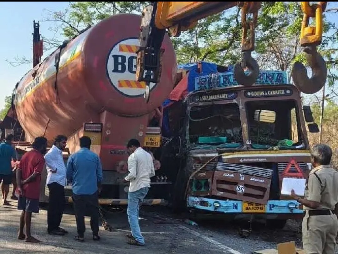 రెండు లారీలు ఢీ.. డ్రైవర్ మృతి