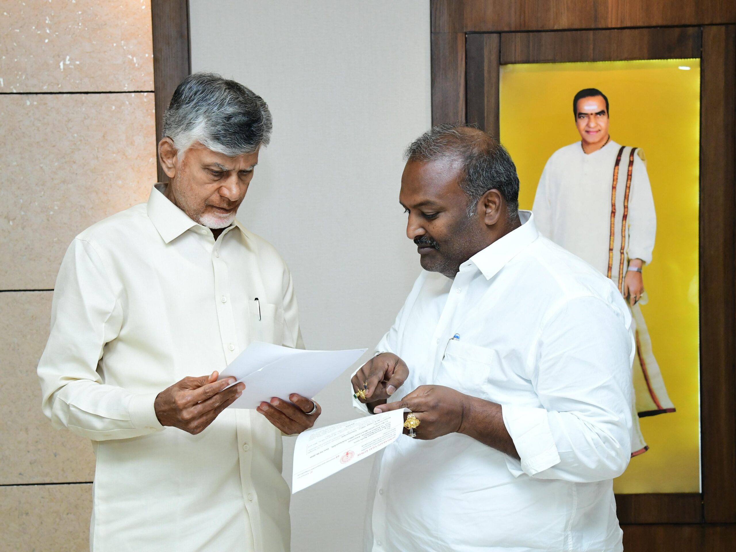 వరహ నది గట్లు పటిష్టం చేయడానికి నిధులు మంజూరు చేయాలి