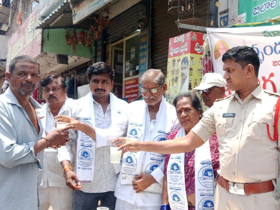 మానవతా సేవలు అభినందనీయం: ఎస్సై