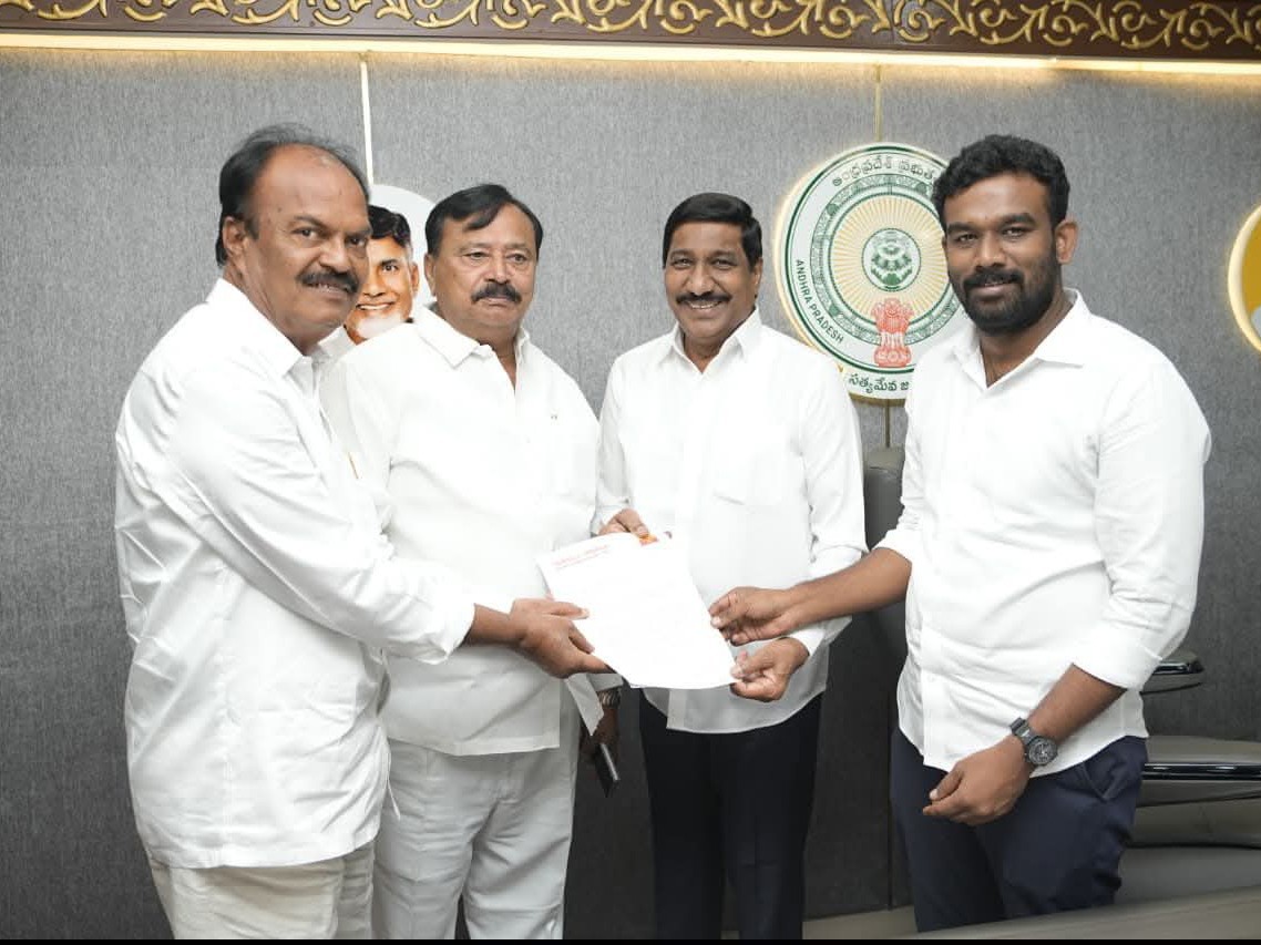 రహదారుల అభివృద్ధికి నిధులు కేటాయించాలని వినతి