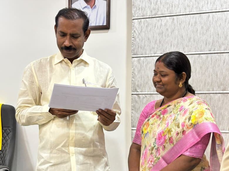 టీడీపీ రాష్ట్ర అధ్యక్షుడిని కలిసిన కర్నూలు జిల్లా అధ్యక్షురాలు