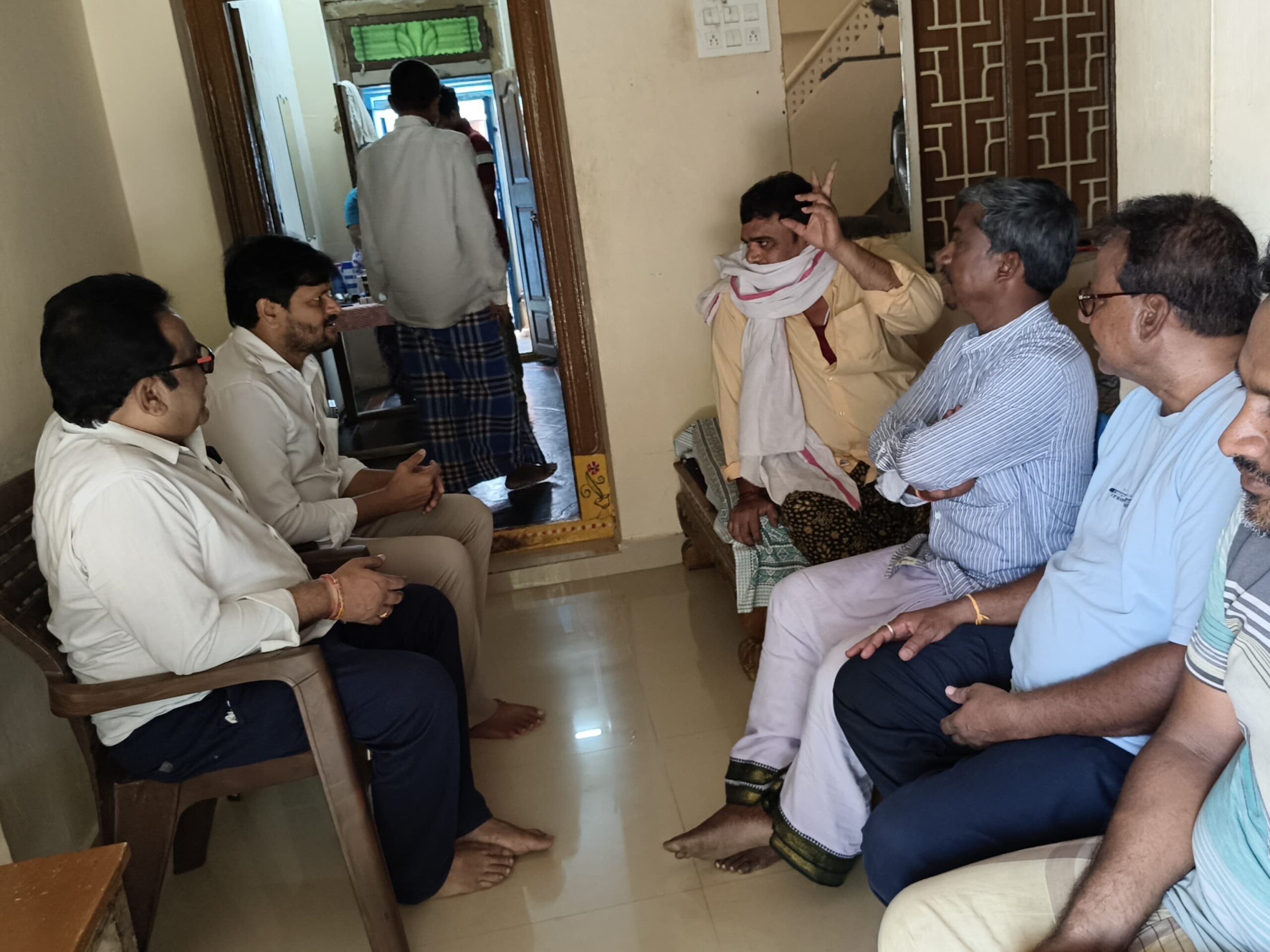 మృతుల కుటుంబాలను పరామర్శించిన వైసీపీ నేత