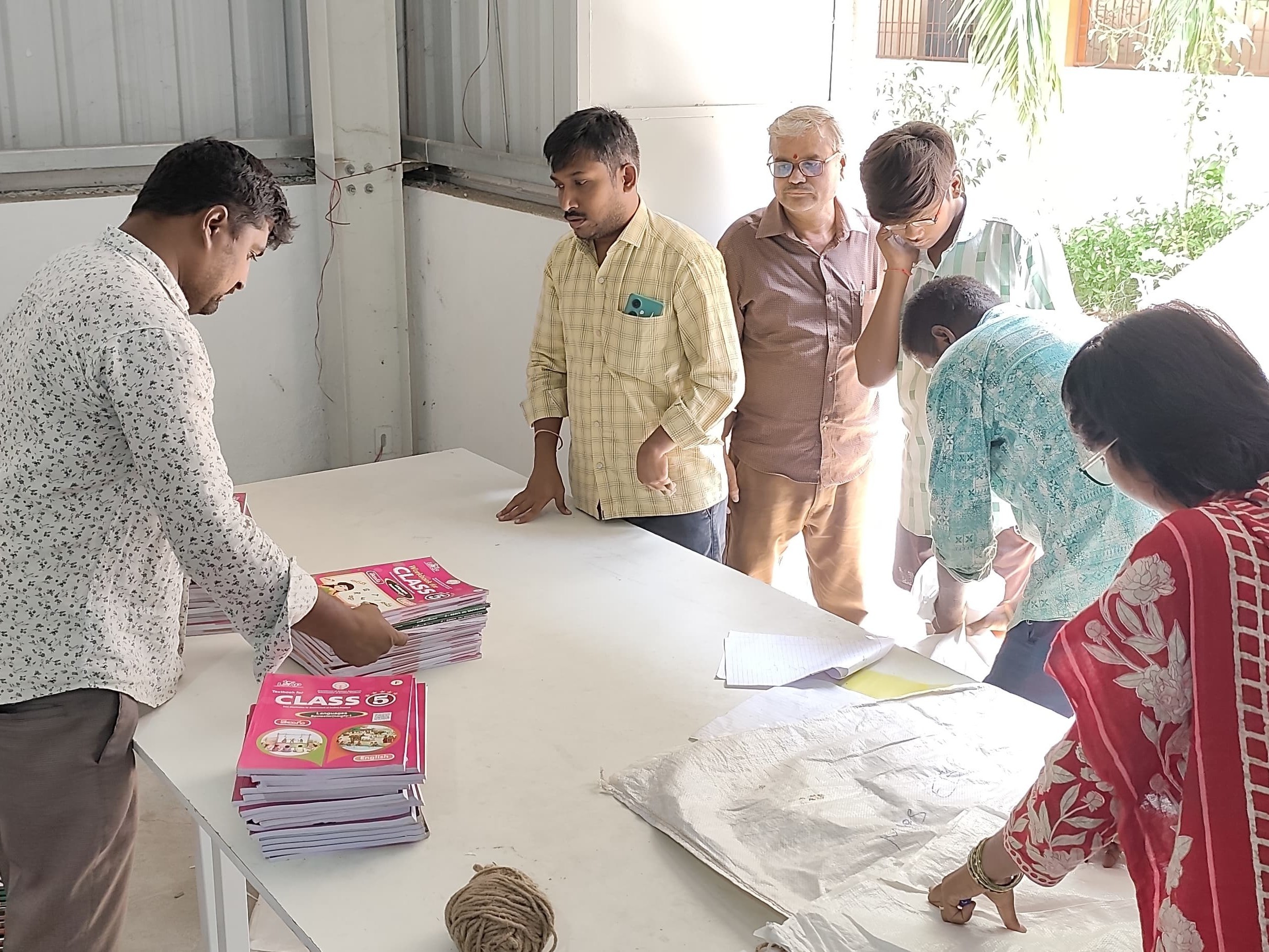 ప్రభుత్వ పాఠశాలలకు పుస్తకాల పంపిణీ