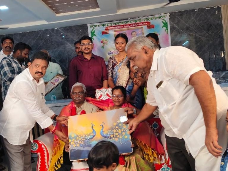 ఎంపీడీవోను సత్కరించిన ఎమ్మెల్యే