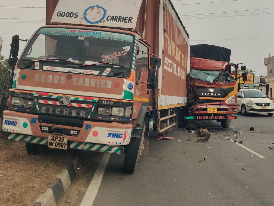 వెలిమినేడు వద్ద రోడ్డు ప్రమాదం.. ఒకరికి విషమం