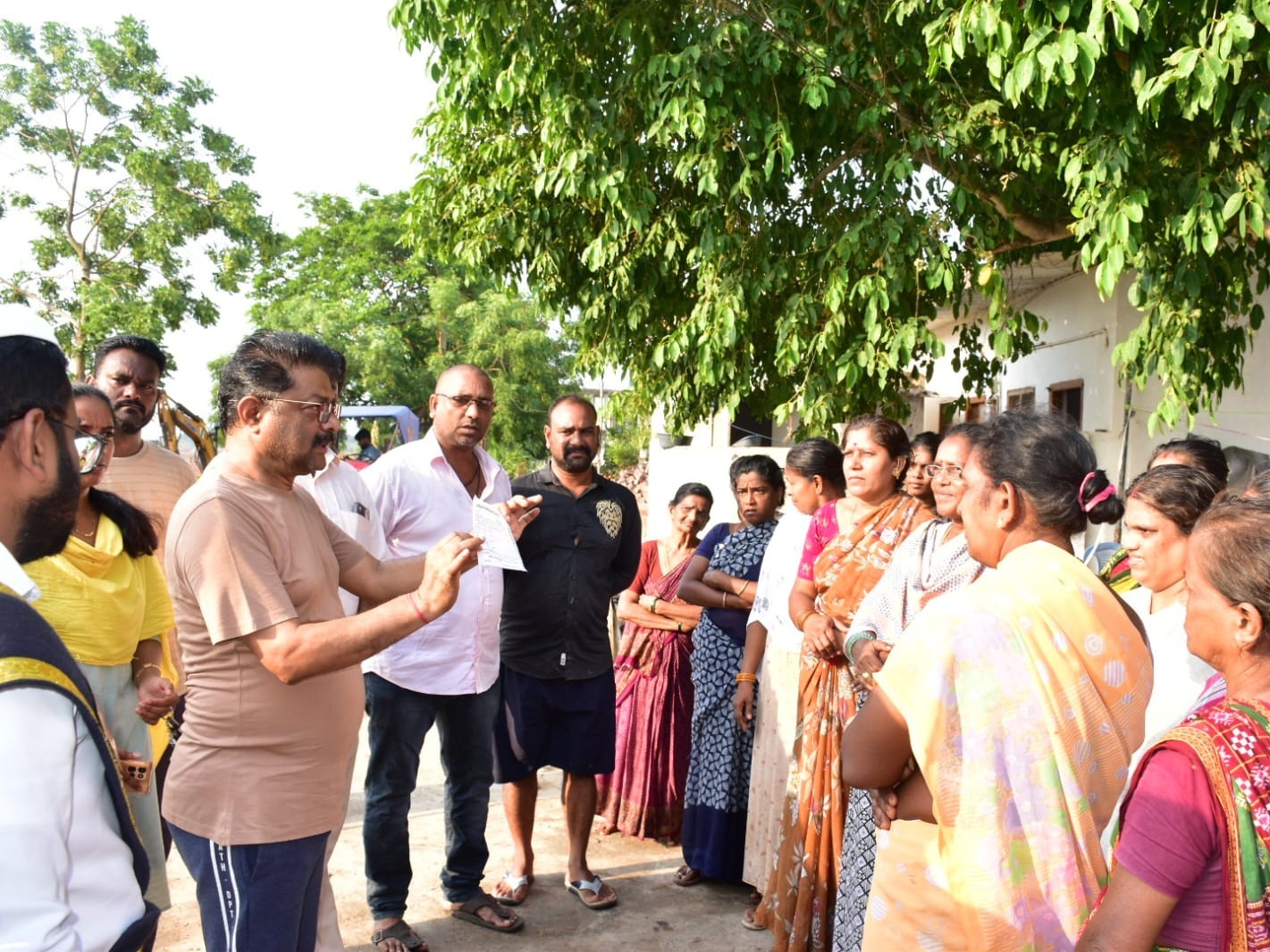 ఆక్రమణలపై జరిమానాలు విధించిన కమిషనర్