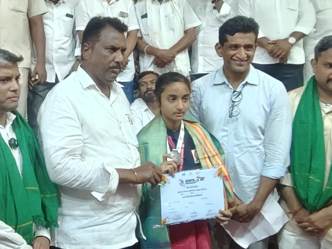 క్రీడా పాఠశాలకు ఎంపికైన విద్యార్థిని