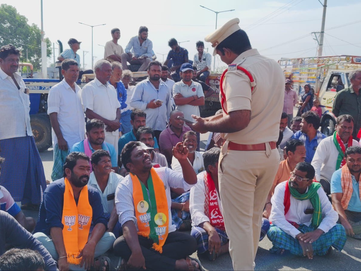 రోడ్డు ఎక్కిన రైతన్నలు