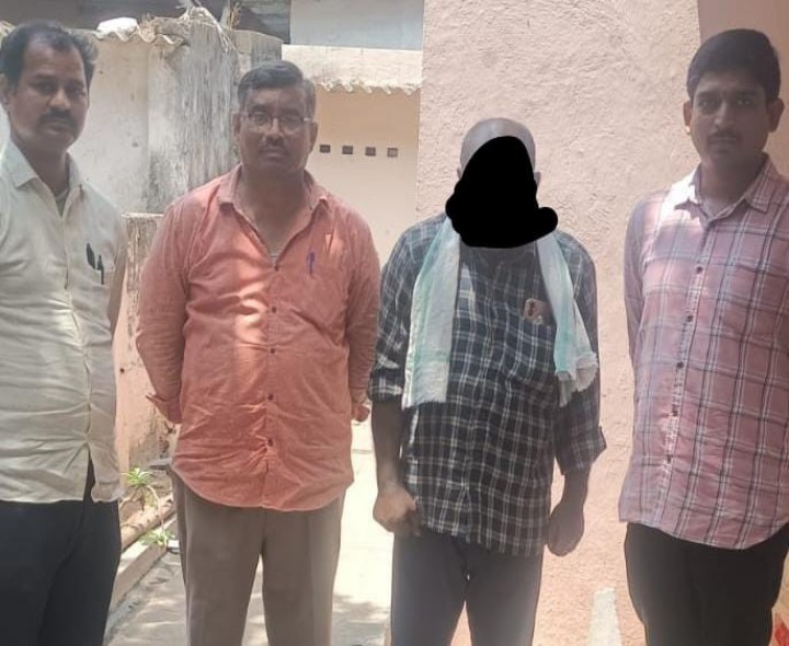 బెల్ట్ షాపులపై ఎక్సైజ్ అధికారుల దాడులు