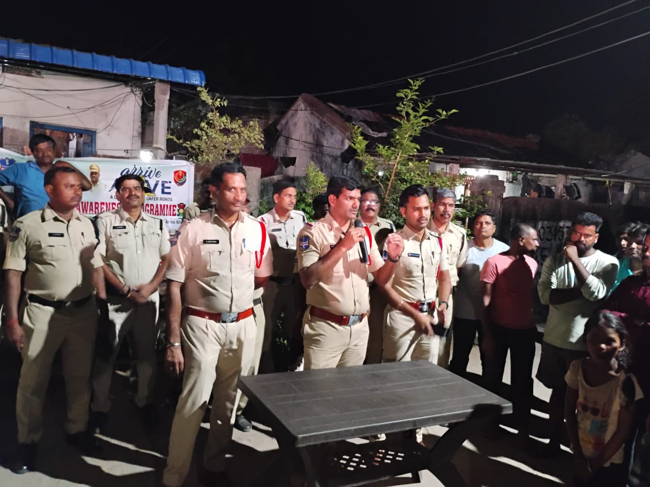 ‘అపరిచిత వ్యక్తుల విషయంలో అప్రమత్తంగా ఉండాలి’