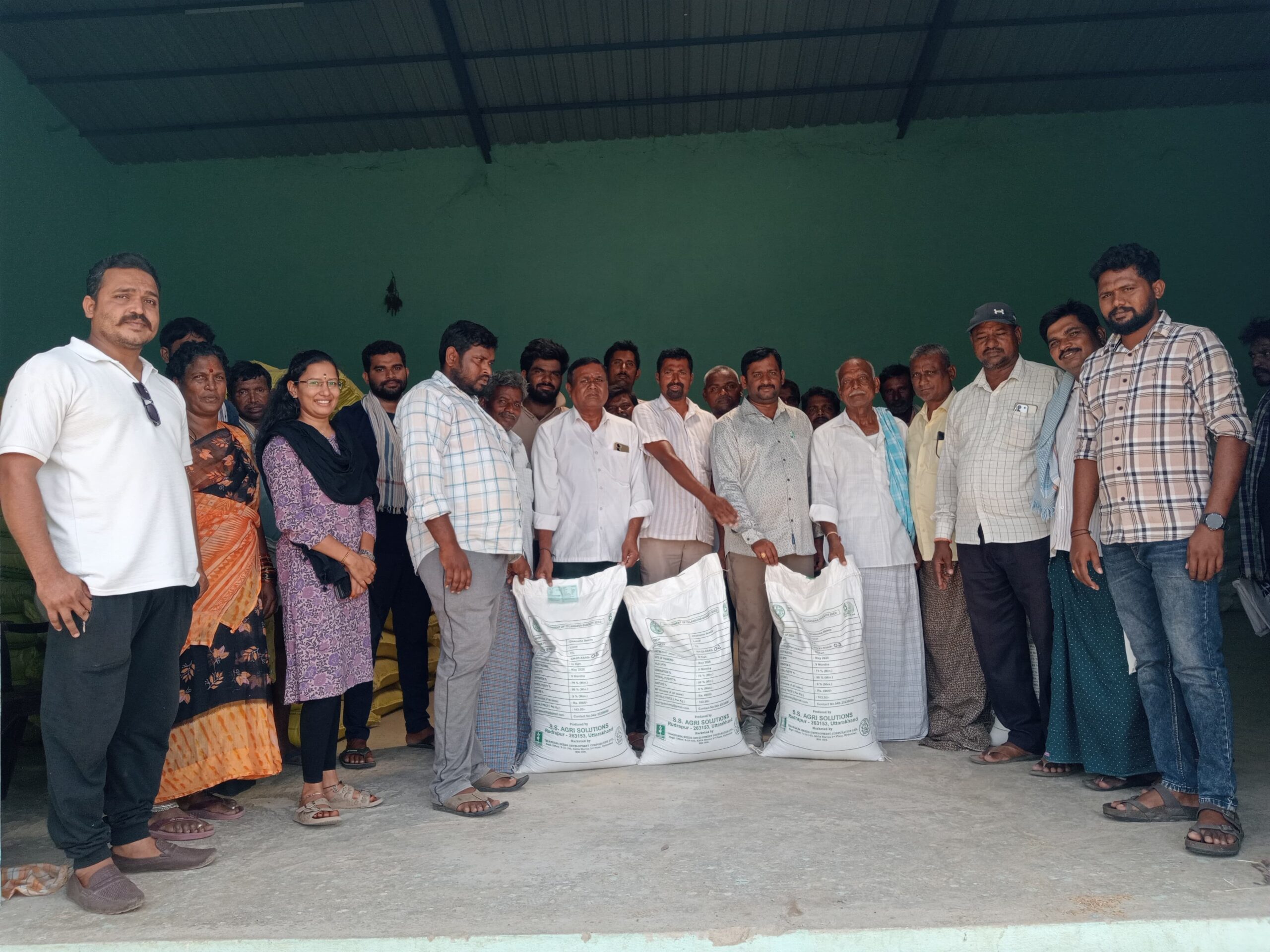 రాయితీపై జీలుగు విత్తనాల పంపిణీ