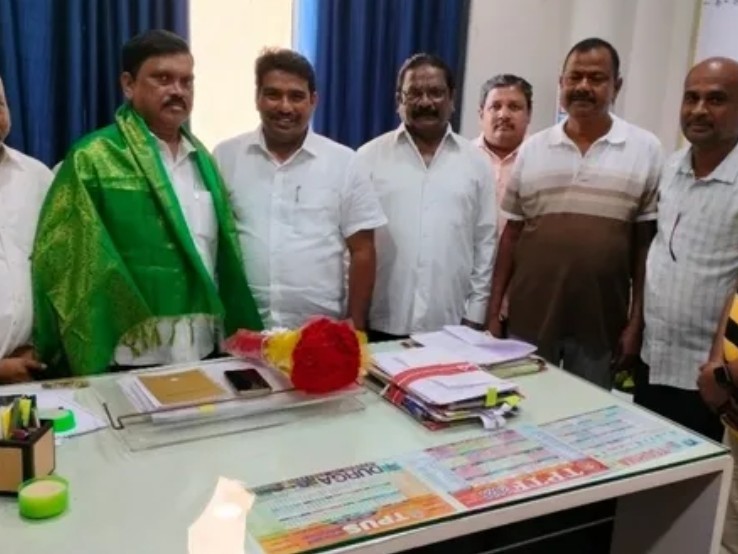 నూతన విద్యాధికారికి ఘన సన్మానం
