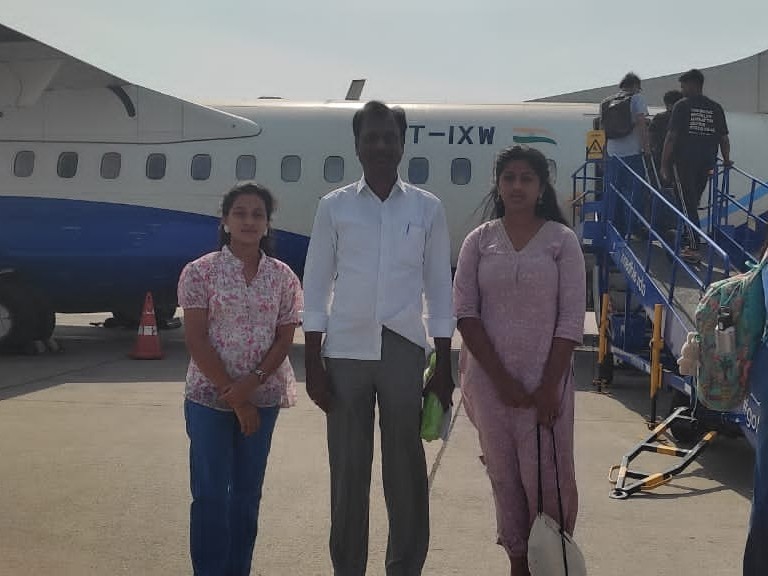విద్యార్థులను విమానం ఎక్కించిన ఉపాధ్యాయుడు